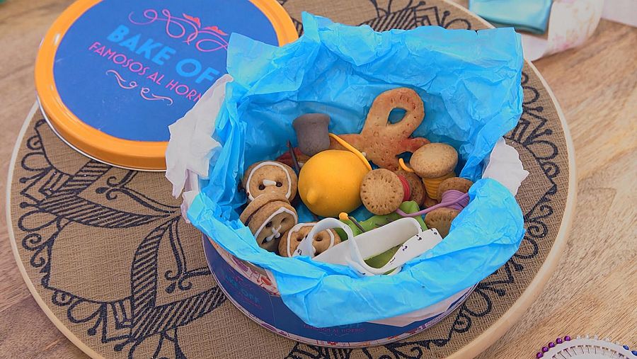 Imagen de la receta de Blas Cantó del costurero con figuritas de mazapán y galletas en 'Bake Off'