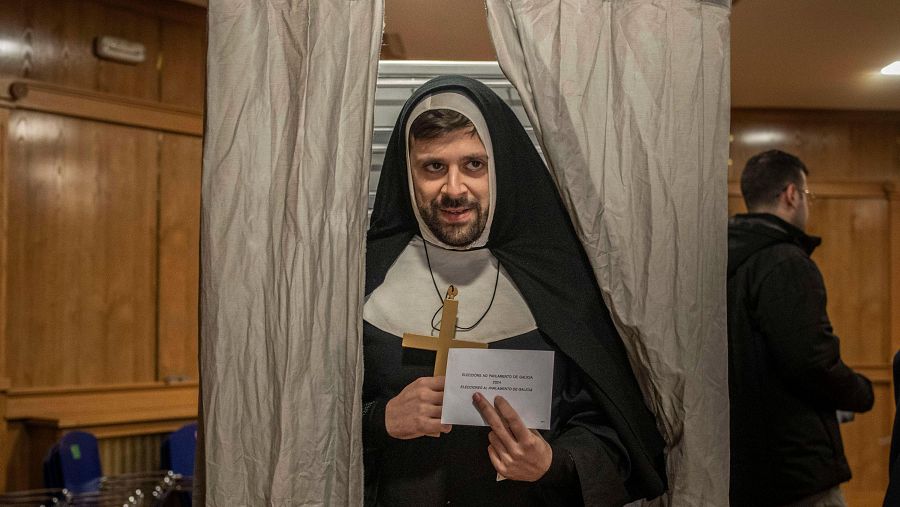 Mejores imágenes Elecciones Galicia: los electores votan disfrazados