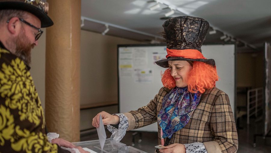 Mejores imágenes Elecciones Galicia: electores votan disfrazados