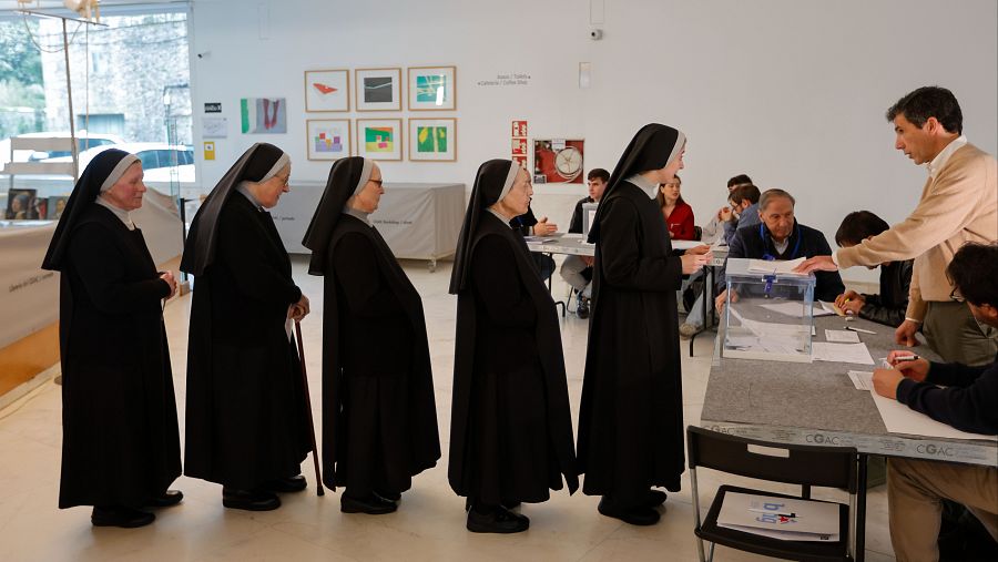 Mejores imágenes Elecciones Galicia: monjas votan en un colegio de Santiago