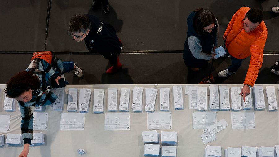Mejores imágenes Elecciones Galicia: votación en un colegio de A Coruña
