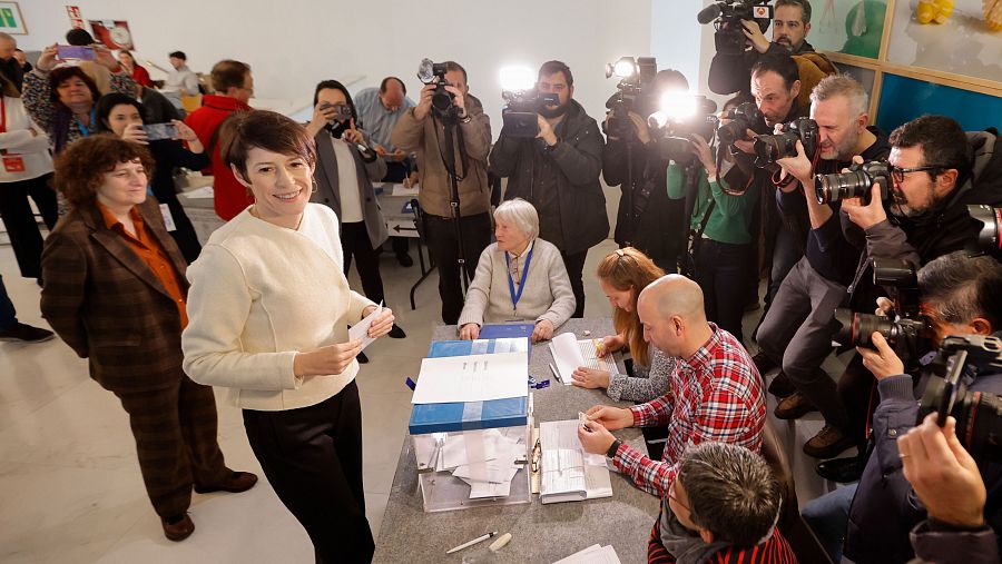 Mejores imágenes Elecciones Galicia: Ana Pontón vota en Santiago