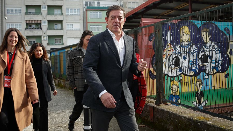 Mejores imágenes Elecciones Galicia: Besteiro vota en Lugo