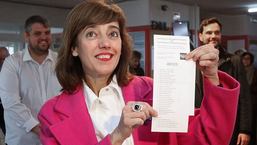 Mejores imágenes Elecciones Galicia: Marta Lois vota en Santiago
