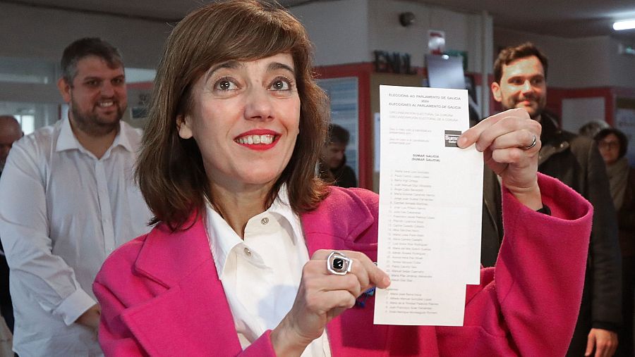 Mejores imágenes Elecciones Galicia: Marta Lois vota en Santiago