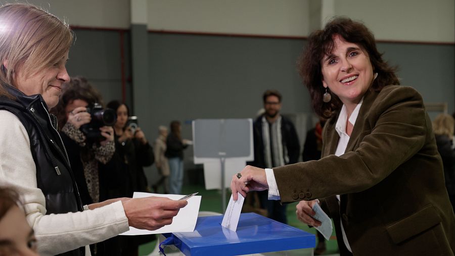 Mejores imágenes Elecciones Galicia: Isabel Faraldo vota en A Coruña