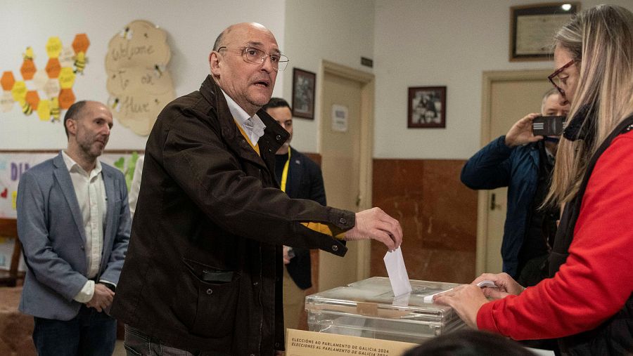 Mejores imágenes Elecciones Galicia: Ojea vota en Ourense