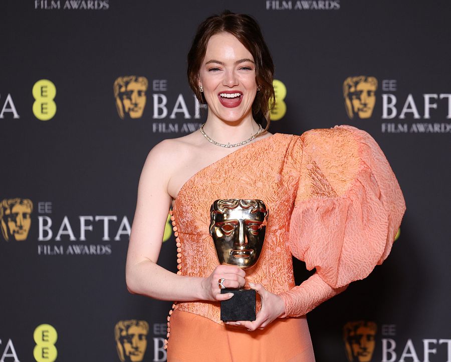 Emma Stone posa con su premio Bafta a mejor actriz por su papel en 'Pobres criaturas'