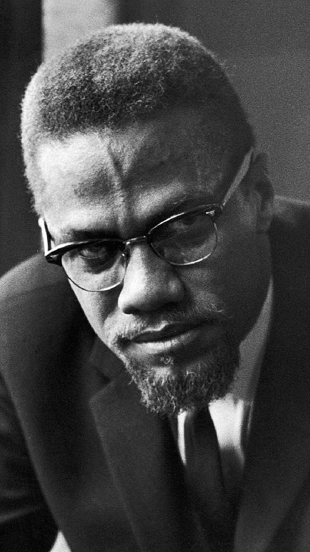 Primer plano de Malcolm X sobre fondo