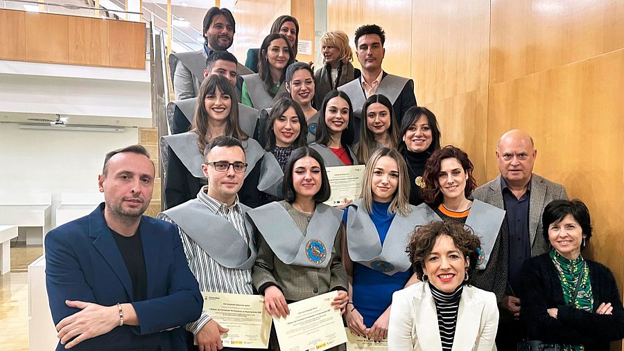 El alumnado del Master de Reporterismo, tras la recepción de los diplomas