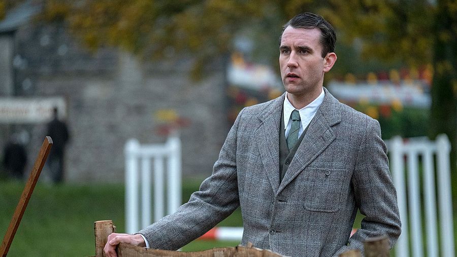 Matthew Lewis, Neville Longbottom en Harry Potter, interpreta a Hugh Hulton en Todas las criaturas grandes y pequeñas