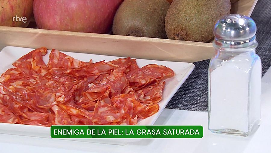 La sal de salero y de los embutidos y productos ultraprocesados son perjudiciales para el cuidado de nuestra piel