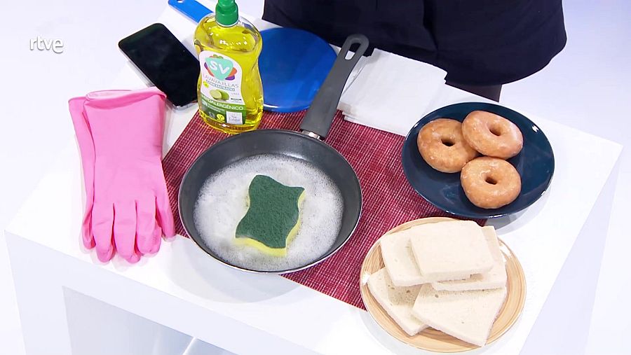 Utiliza guantes para fregar y no dañar la capa lipídica de la superficie de la piel