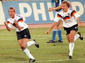 Andreas Brehme (i) y Jurgen Klinsmann celebran el gol del primero en la final del Mundial de 1990.