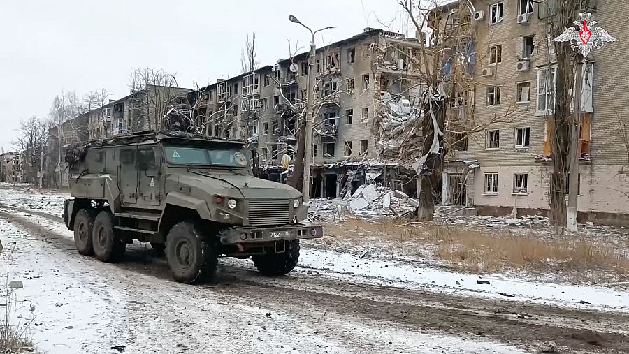 Un vehículo militar ruso junto a edificios residenciales en la ciudad de Avdivka el 20 de febrero de 2024, tras anunciar su captura.