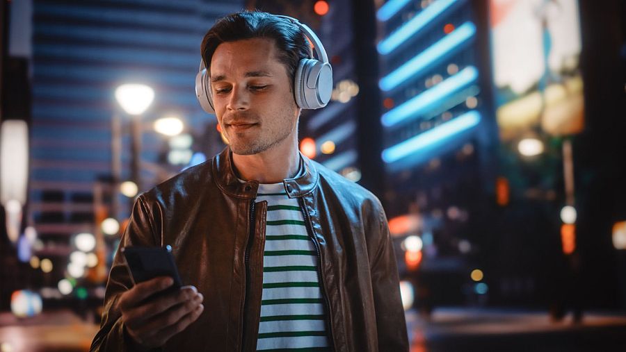 Imagen de un joven escuchando música con unos cascos