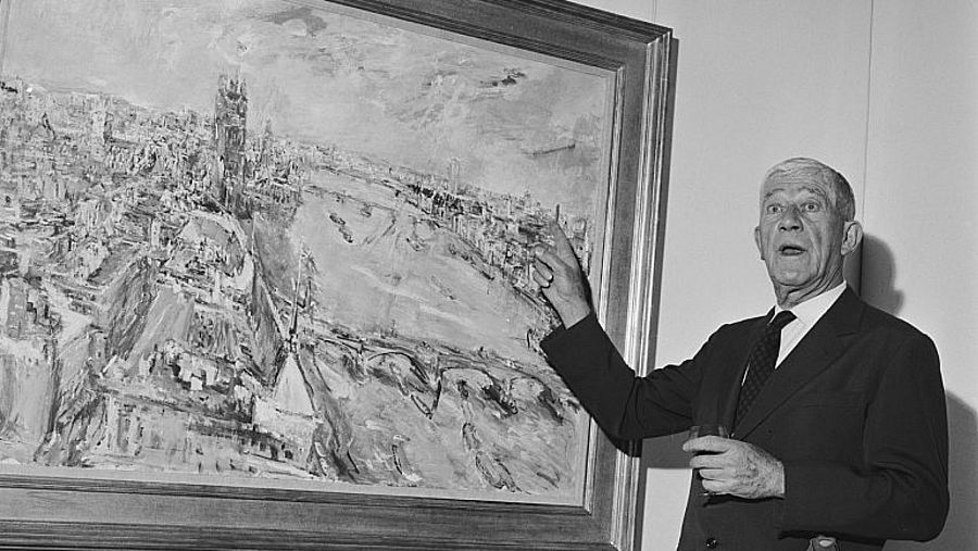 El artista Oskar Kikoschka junto a uno de sus cuadros