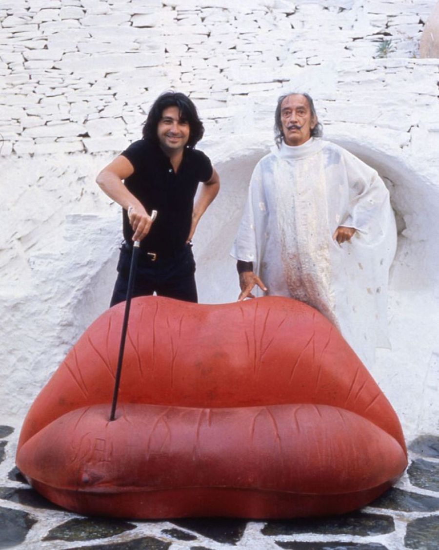 Óscar Tusquets y Salvador Dalí junto al sillón Dalilips