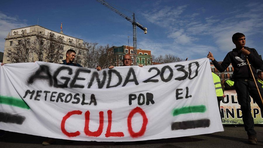 Los agricultores extremeños han sido de los más madrugadores en llegar a Madrid. (AFP)