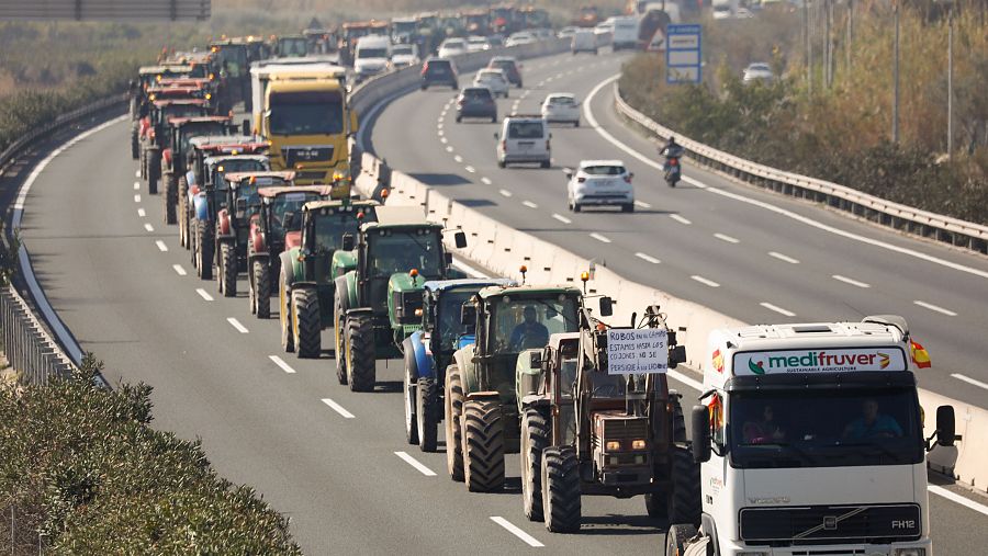 Una columna de tractores durante la décimosexta jornada de protestas de los tractores en las carreteras españolas (EP)