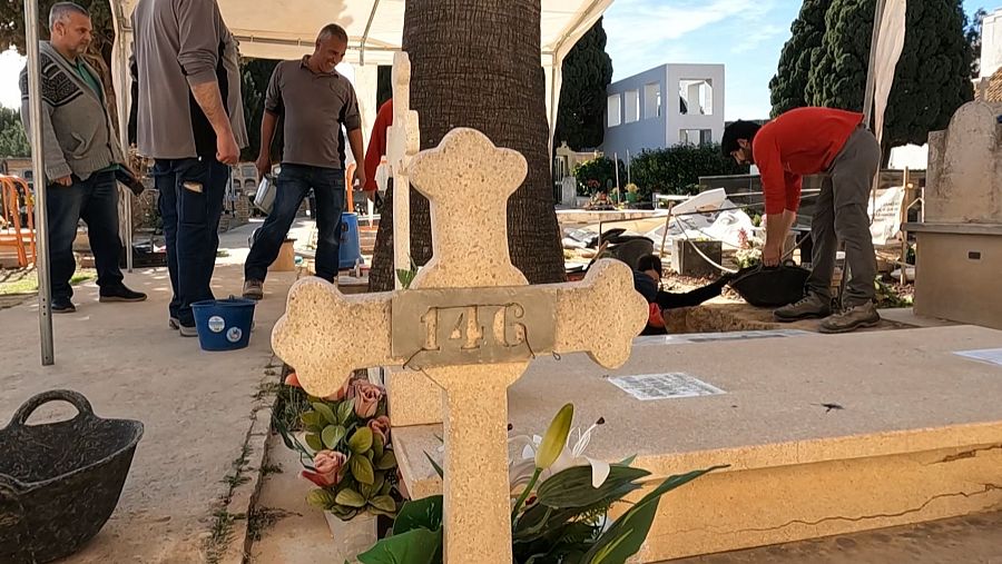 Trabajos en la fosa 146 del cementerio de Paterna