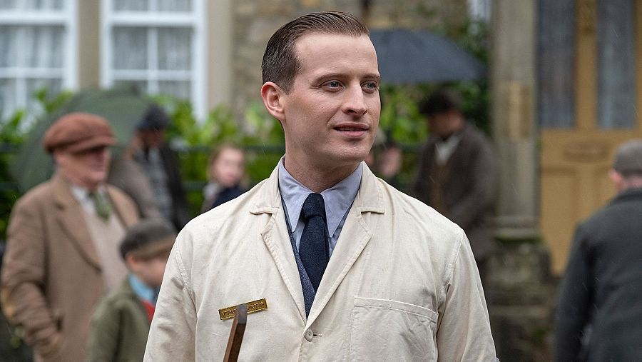 Nicholas Ralph es el actor que da vida a James Herriot en Todas las criaturas grandes y pequeñas