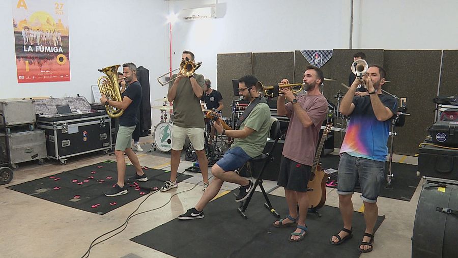 El grup La Fúmiga dirant un assaig al seu local d'Alzira
