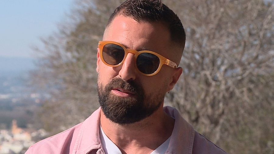 Àrtur Martínez, cantant de La Fúmiga, en un moment de l'entrevista amb TVE