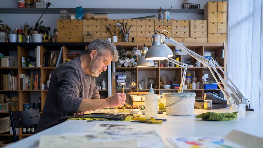 Perico Pastor pintant al seu estudi