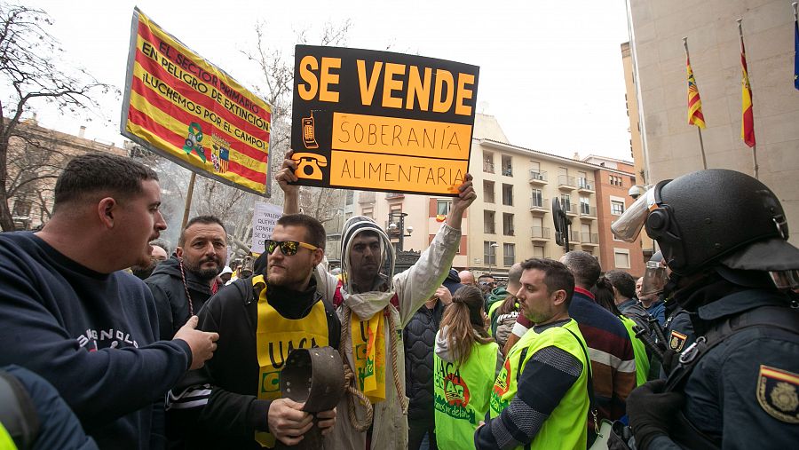 Protesta ante la Consejeía de Agricultura de Aragón