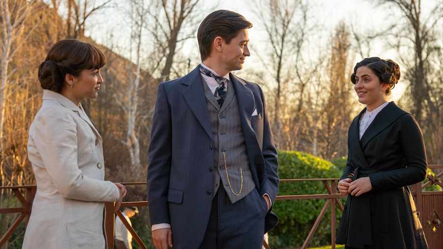 La Promesa: Catalina y Pelayo llegan al balneario acompañados de Vera