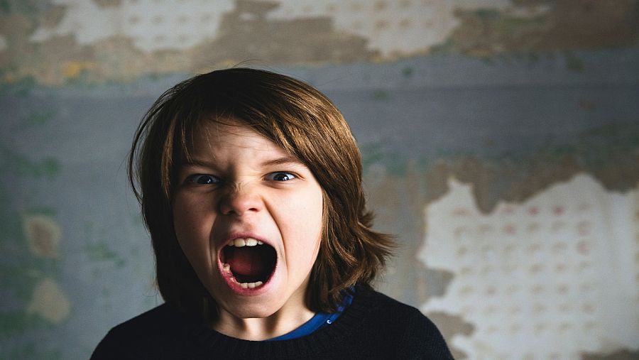 Un niño grita en el colegio.