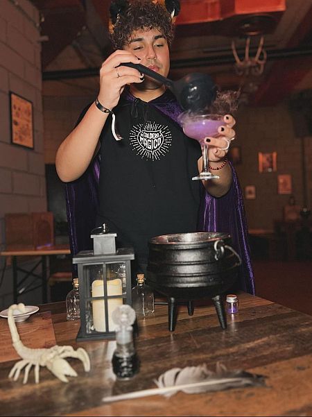 Un maestro elaborando una pócima en el Caldero Mágico