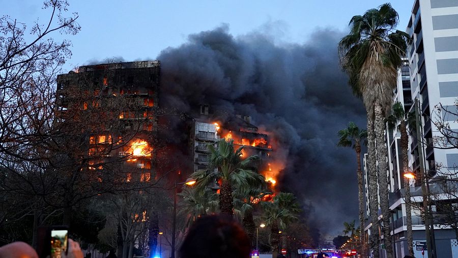 Incendio en Valencia: El fuego, originado en el cuarto piso del inmueble, ha generado una gran columna de llamas y una densa humareda.