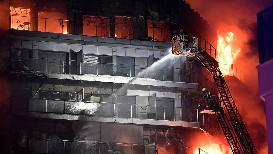 Los bomberos intentan extinguir las llamas