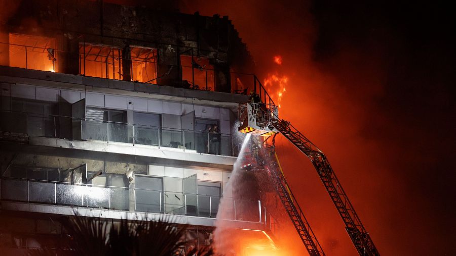 Los bomberos intentan rescatar a vecinos atrapados por el fuego desde los balcones