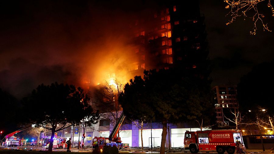 Despliegue de bomberos y emergencias en torno al edificio. REUTERS/Eva Manez