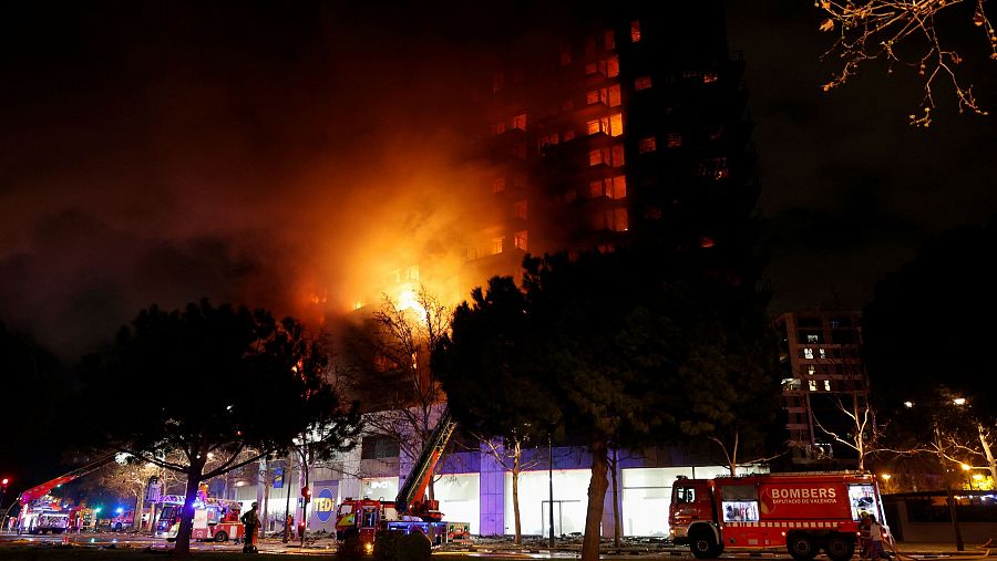 Despliegue de bomberos y emergencias en torno al edificio. REUTERS/Eva Manez