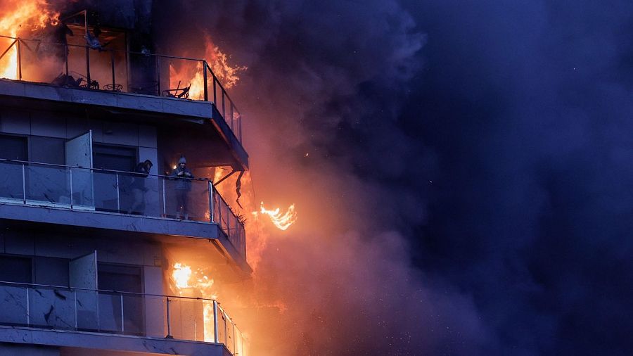 Incencio en Valencia: Vecinos atrapados en un balcón, antes de ser rescatados por los bomberos.
