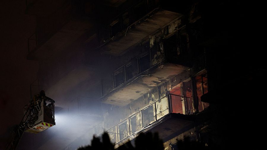 Bomberos trabajan en la zona del incendio en Valencia
