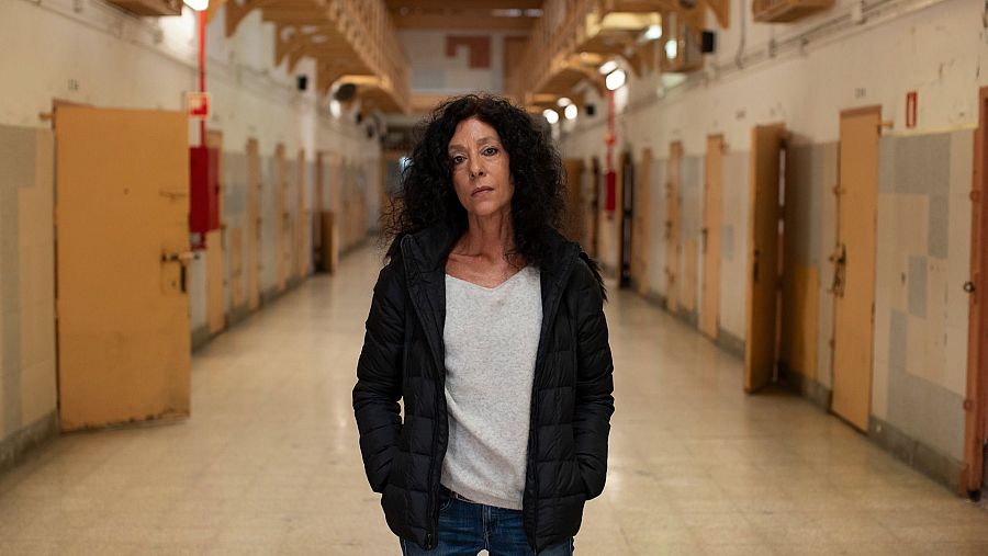 Página Dos - La escritora Leila Guerriero, fotografiada en la antigua cárcelo Modelo - Ver ahora.