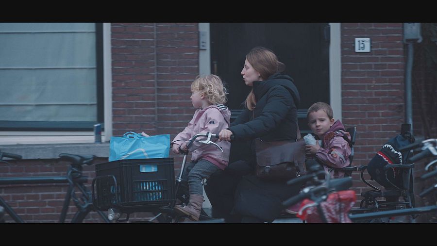 Mujer lleva en una tandem a dos niños