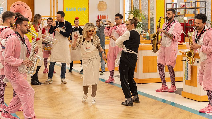 Imagen de Terelu Campos y Rocío Carrasco bailando en 'Bake Off'