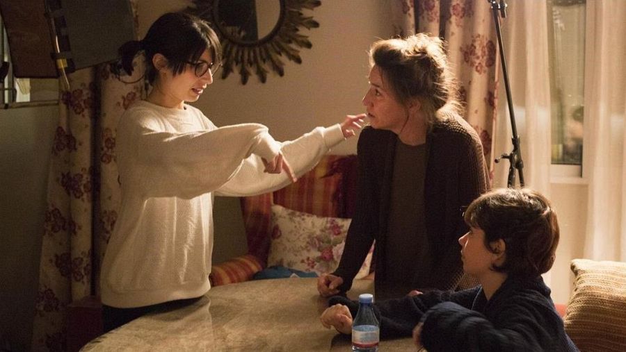 Celia Rico y las actrices, durante el rodaje de 'Viaje al cuarto de una madre'