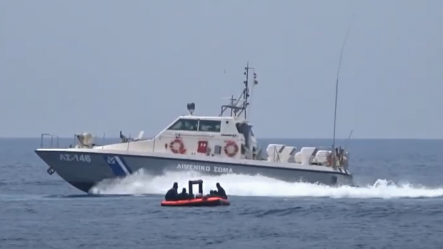 Fotograma patrullera griega arrastrando embarcación Hamoudi