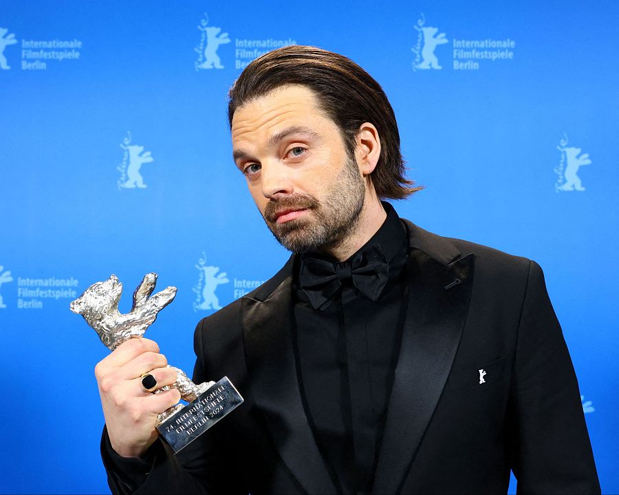 Sebastian Stan posa con el Oso de Plata a la mejor interpretación protagonista