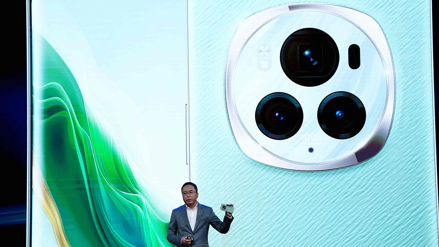 MWC 2024. El CEO de Honor, George Zhao, presentando el nuevo Honor Magi 6 Pro la víspera de la inauguración del Mobile World Congress.