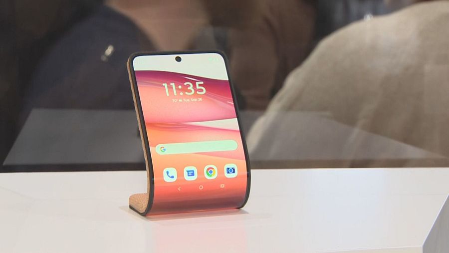 Lenovo incorpora una nueva pantalla flexible que permite incluso llevar el dispositivo como si fuera una pulsera.