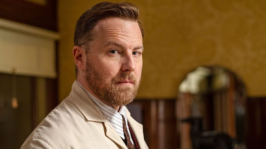 El cascarrabias Siegfried Farnon es interpretado por Samuel West