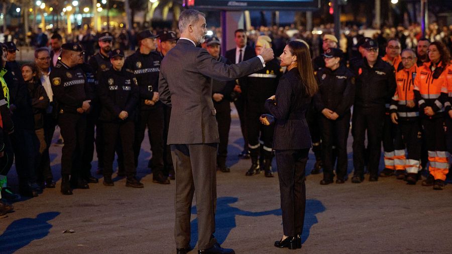 Los reyes saludan a miembros de los servicios de emergencias